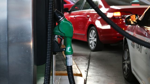 Precios de gasolina bajaron, pero no llegaron a los consumidores: Cofece